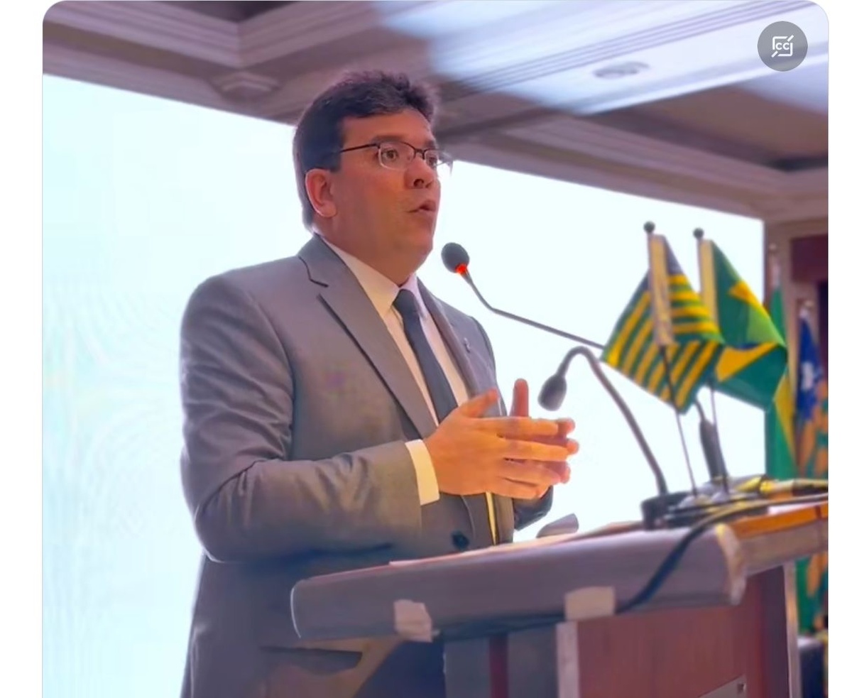 Rafael discursando na Índia. Sua viagem, a sexta em pouco mais de um ano, é criticada em Brasília