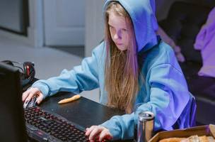 Reprodução internet pexels (Foto: https://www.pexels.com/pt-br/foto/computador-jogador-gamer-menina-7046716/)