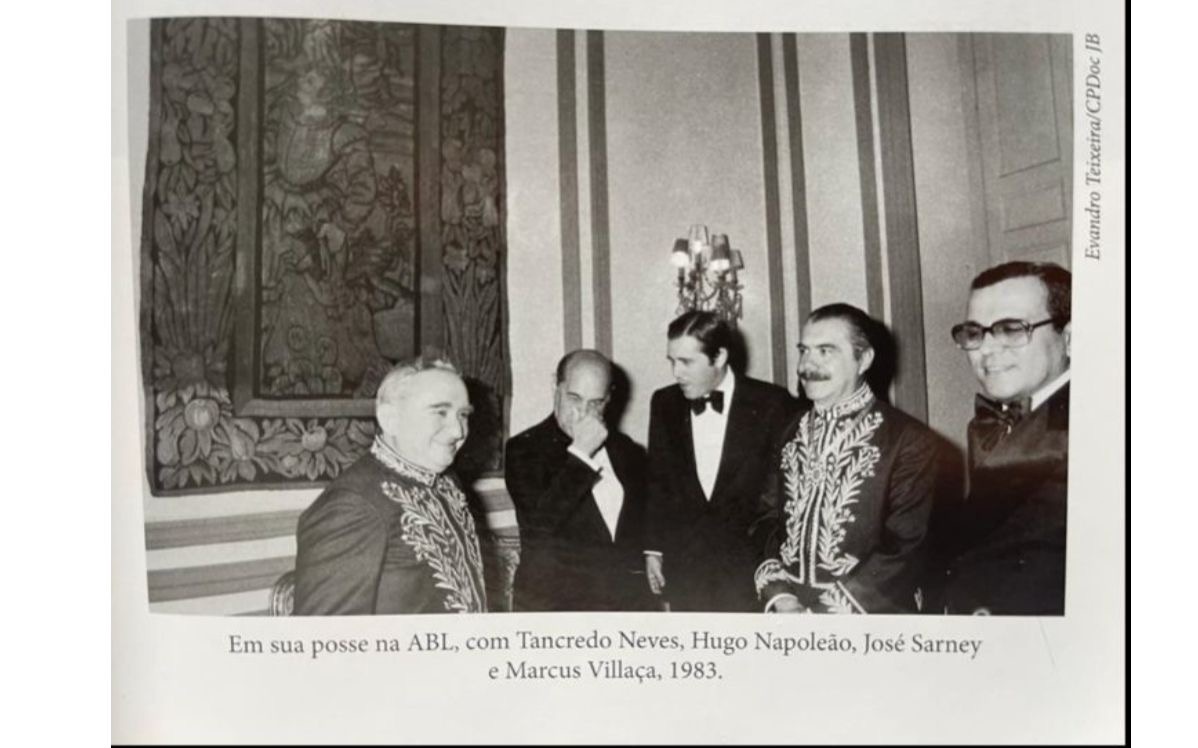 Túnel do Tempo Na foto, o Piauiense Hugo Napoleão e grandes personalidades brasileiras na posse do também piauiense Carlos Castelo Branco na ABL, em 1983.