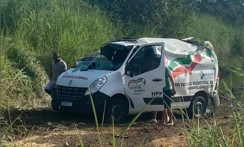 Ambulância de Manoel Emídio capota na estrada