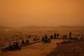 Céu de Atenas ganha cenário 'marciano' após névoa de poeira do Saara