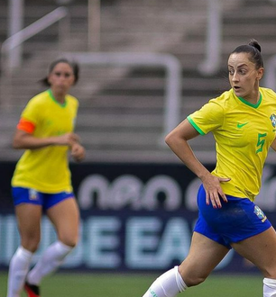 Luana Bertolucci, meio-campista da seleção brasileira.