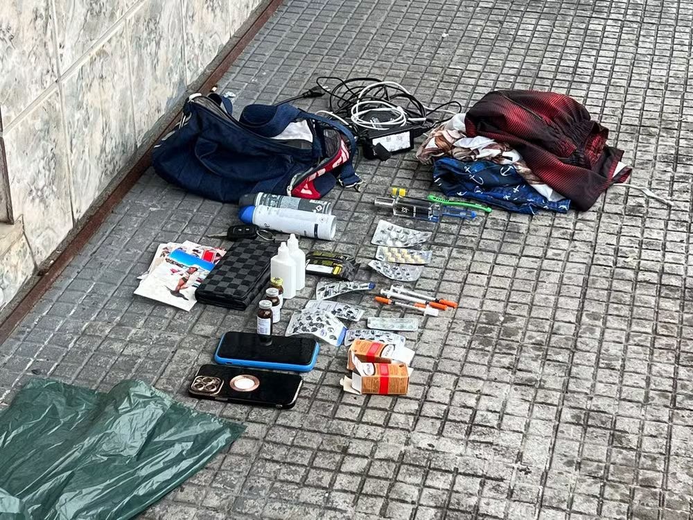 A Polícia Civil apreendeu drogas em uma mochila com a mãe irmão de Djidja, enquanto tentavam fugir.