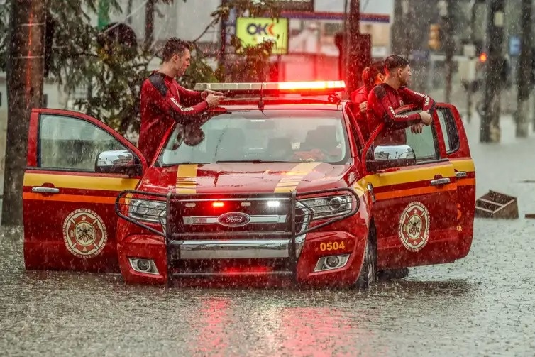 Chuvas fortes voltam a castigar Porto Alegre e o bairro Menino Deus, na região centro-sul da cidade, já registra ruas inundadas.
