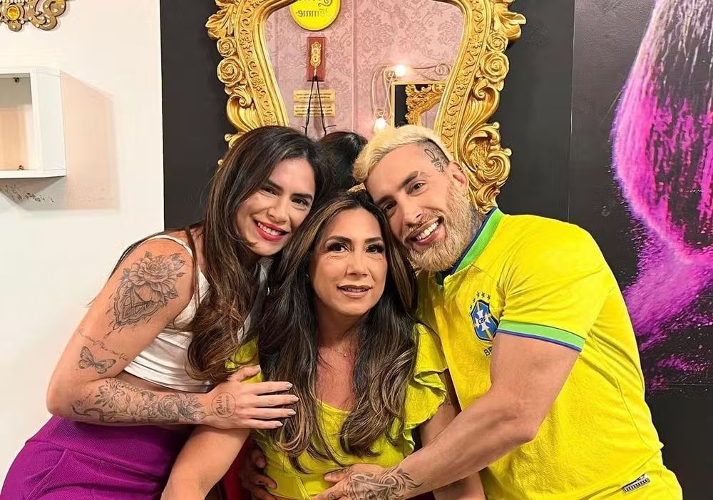 Djidja, junto com a mãe e irmão,