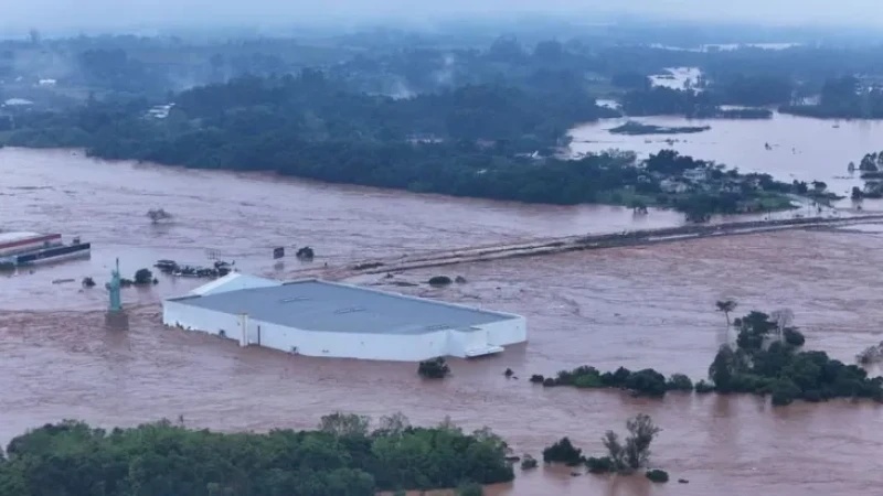 Havan fica submersa sobre a água em enchente no Rio Grande do Sul