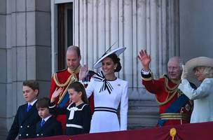 A família real acenou da varanda para os fiéis presentes no desfile (Foto: AFP)