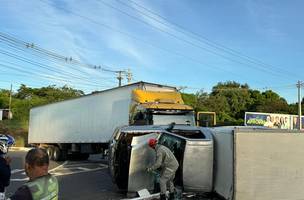 Acidente na rotatória de acesso ao açude Caldeirão, em Piripiri (Foto: PRF)