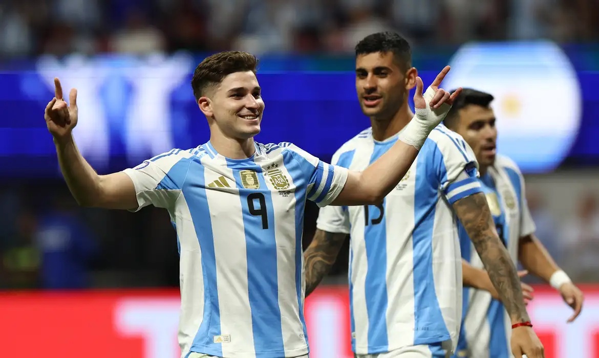 Argentina estreou na liderança do grupo A