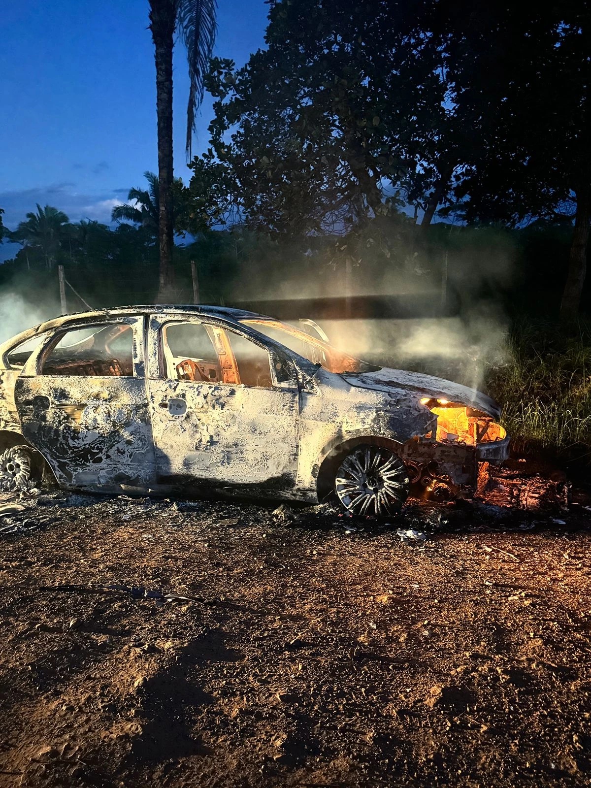 Carro usado no atentado foi queimado após o crime
