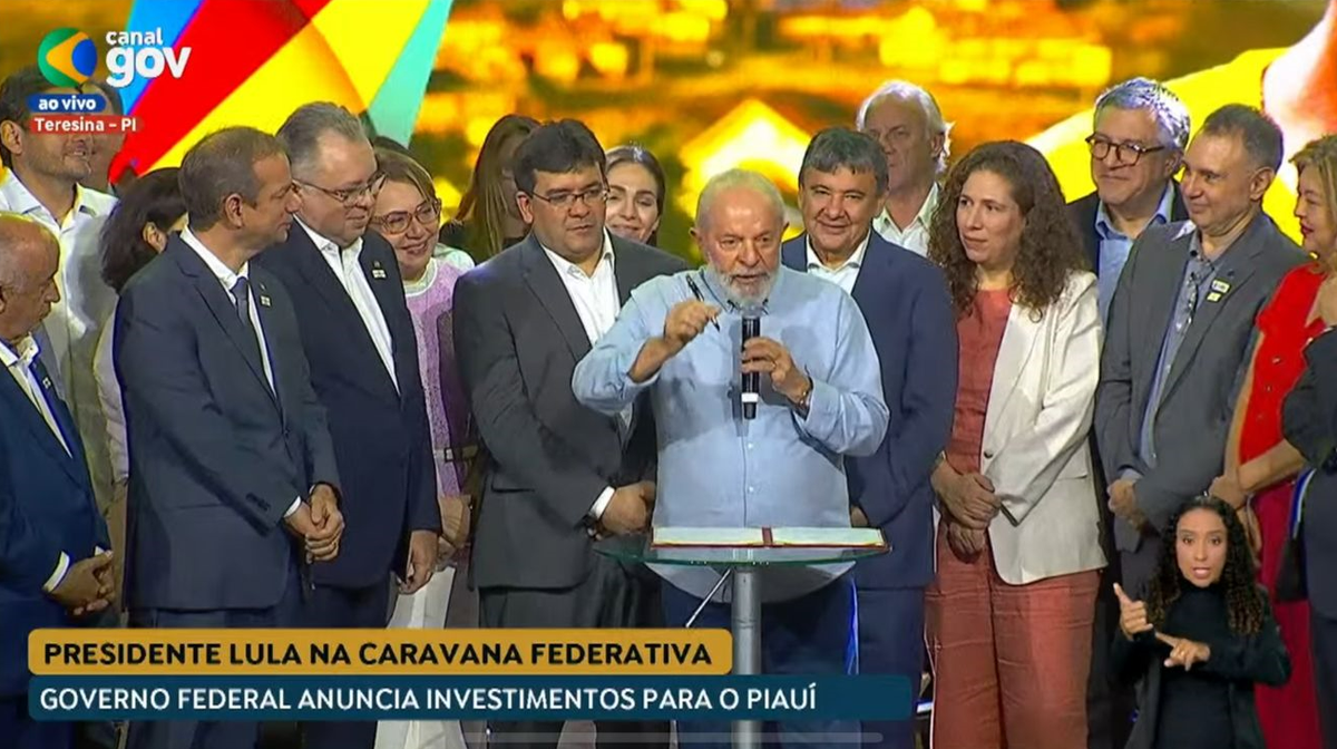 Com caneta que ganhou no Piauí na década de 80, Lula assina construção de 1.351 casa do projeto Minha Casa Minha Vida em seis cidades do estado.