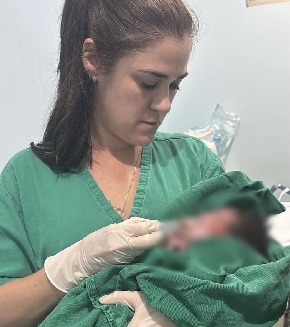 Enfermeira da maternidade divulga foto com bebê encontrada