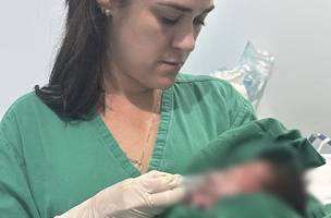 Enfermeira da maternidade divulga foto com bebê encontrada (Foto: Divulgação/Redes Sociais)