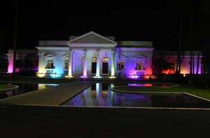 Palácio de Karnak é iluminado em homenagem ao Dia Mundial do Orgulho LGBTQIAPN+ (Foto: Reprodução/Governo do Piauí)