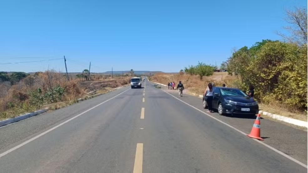 Carro colide com bicicleta e mata ciclista de 59 anos na BR-230, em Floriano