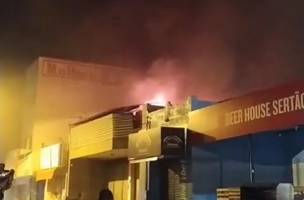 Incêndio destrói depósito de supermercado em Picos na madrugada deste domingo (Foto: Reprodução/WhatsApp)