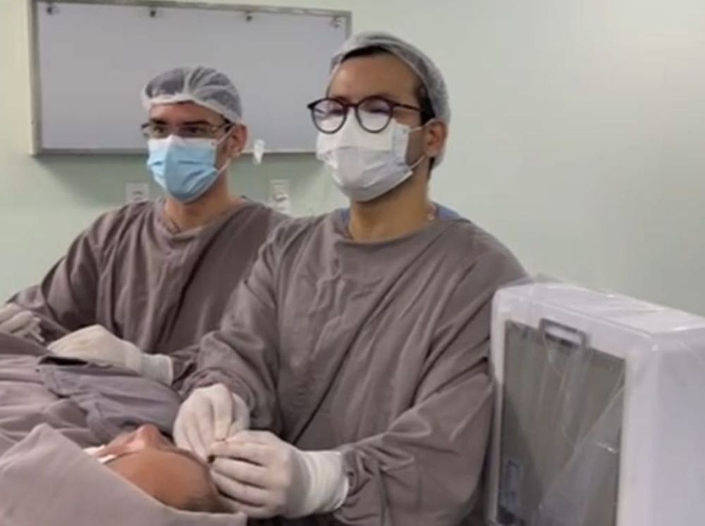 Procedimento cirúrgico para tratar neuralgia do trigêmeo.