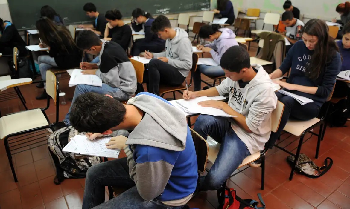 Rejeita mudanças no ensino Médio