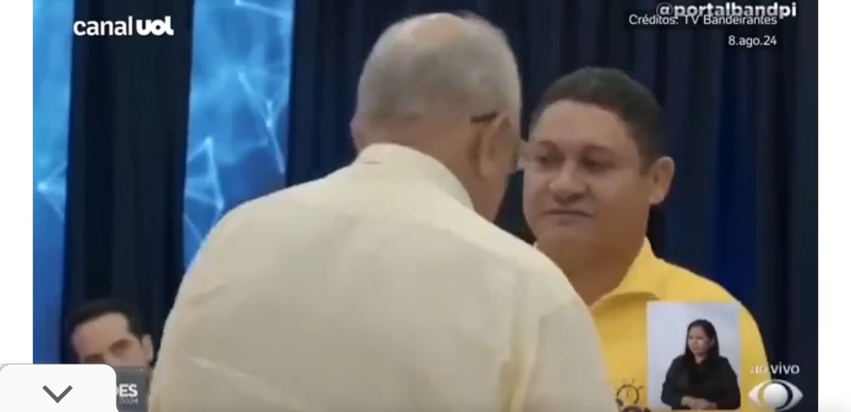 Dr Pessoa na hora do debate… cabeça encostada no rosto do candidato