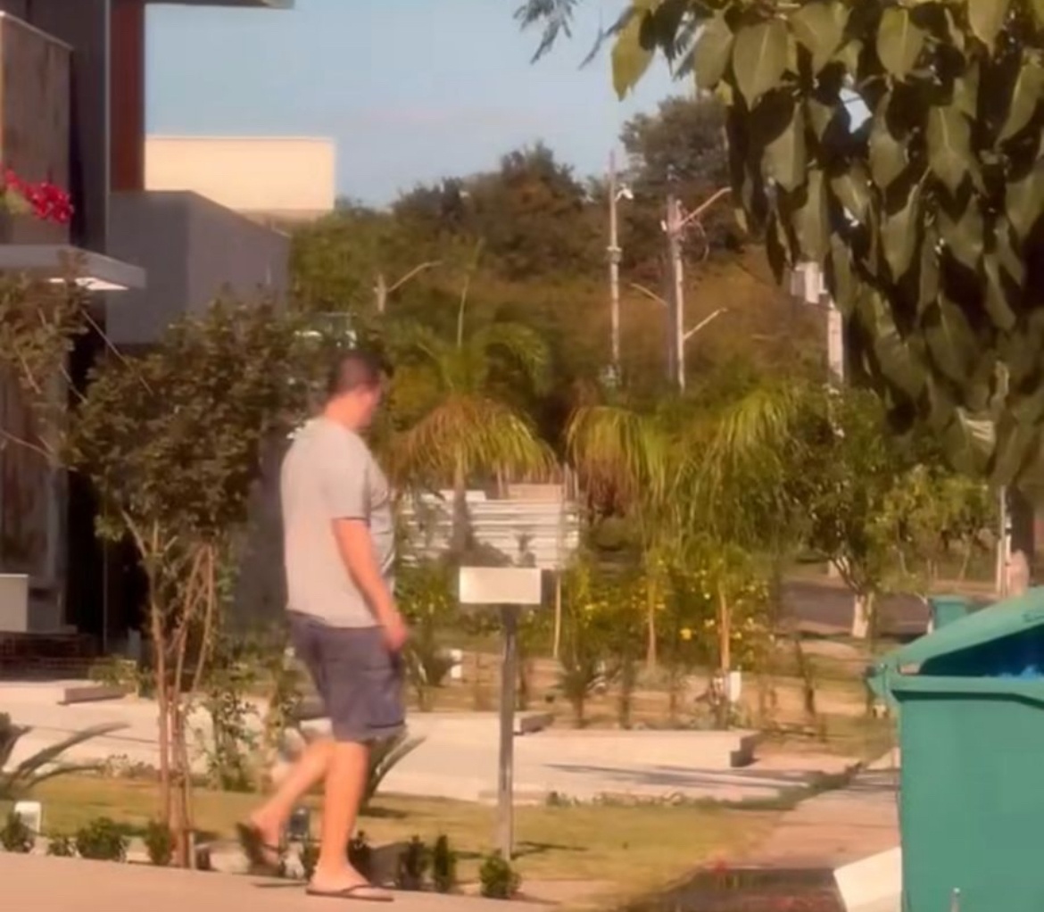 Em trajes menores o promotor Verdejo sai de casa…