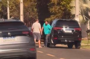 Recebe Junno a porta do carro em rua bem movimentada … (Foto: Reprodução)