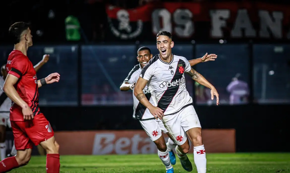 Vasco sai na frente