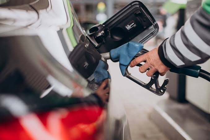 Eleitores fazem filas nos postos para receber combustíveis para as carreatas