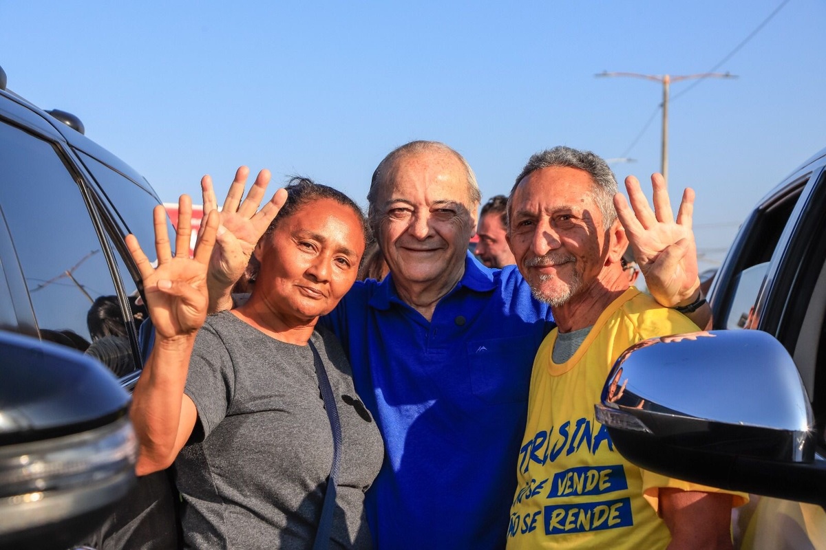 Silvio Mendes com apoiadores durante carreata