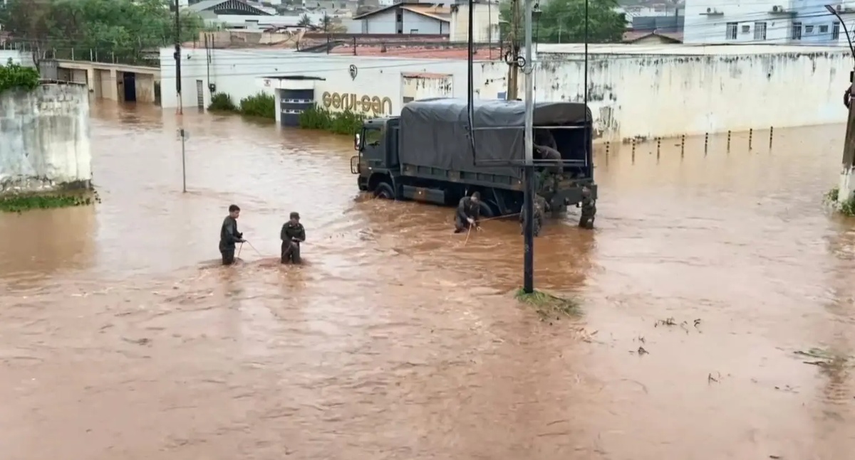 Chuva forte causa alagamento em Picos e deixa cidade em estado de alerta