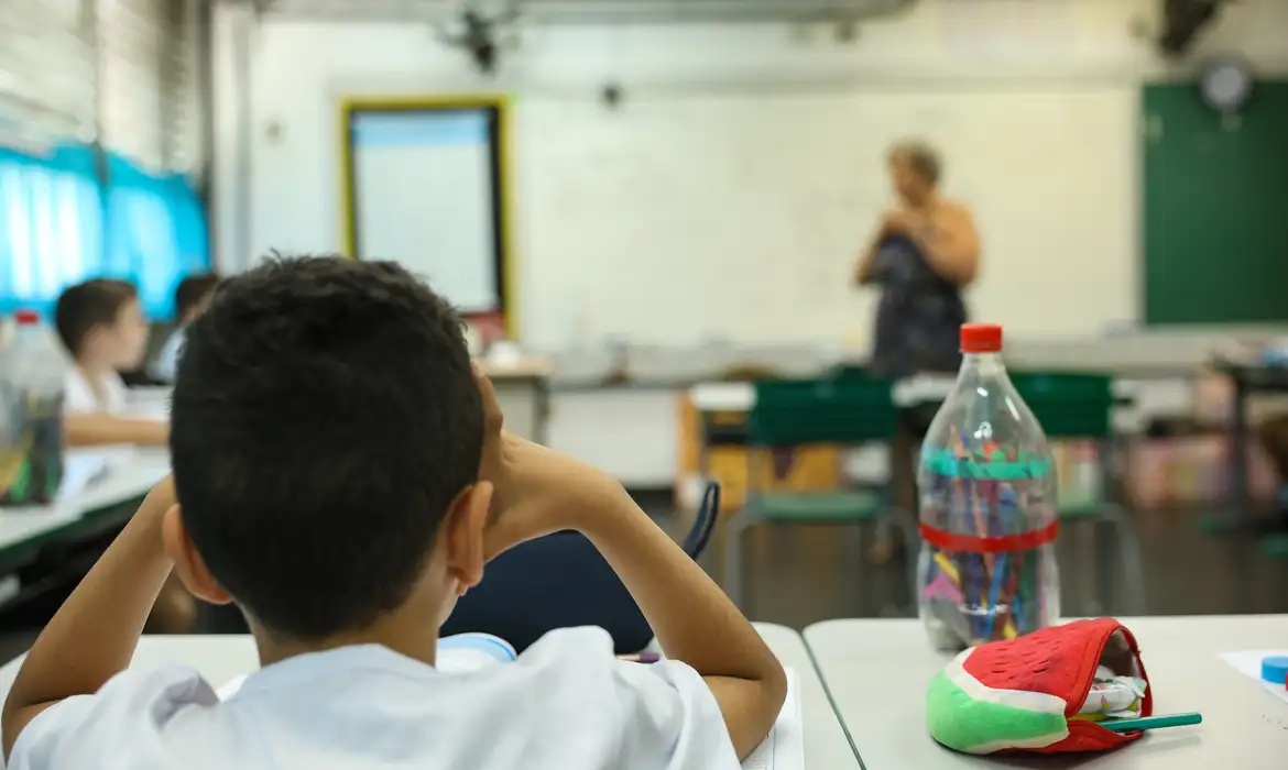 abre canal para sugestões sobre uso de IA na educação