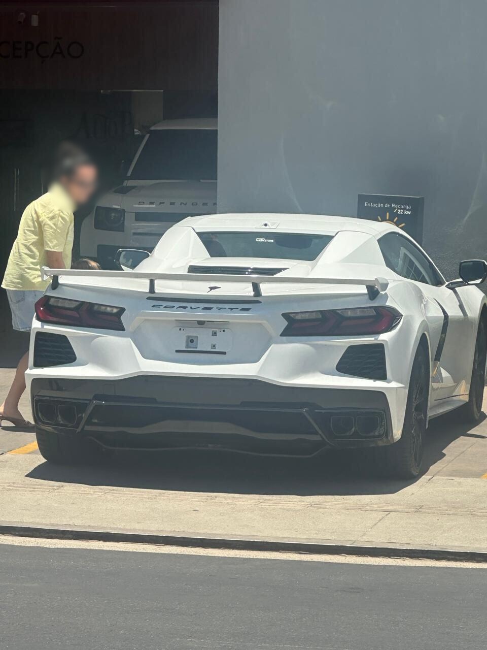 Aí gosta de “se amostrar?”  Não deve ser coincidência a Corvete branca de quase R$ 2 milhões colocada estrategicamente para ser lavada logo no dia em que a Polícia Federal sai procurando carros e ricos proprietários, fartos em dinheiro lastreado nos recursos públicos, desviados de secretarias. E a mulher, logicamente, é apenas mais uma curiosa…