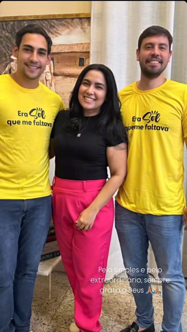 Aqui, Sol cercada por dois amigos, de construtoras, que até lhe fizeram uma homenagem “era Sol o que me faltava”.