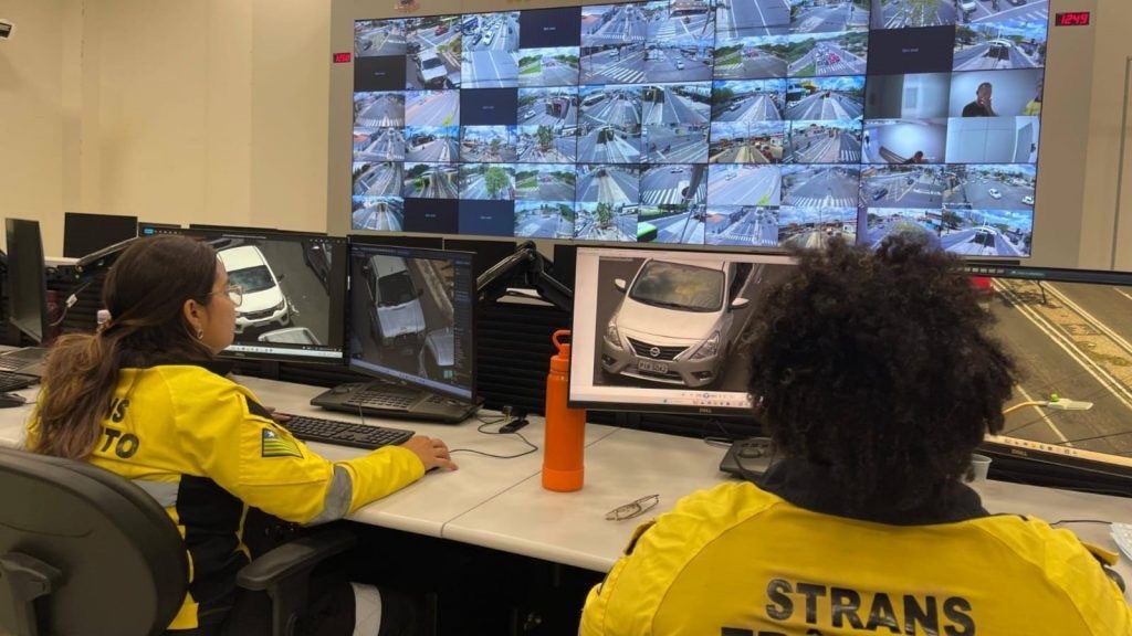 Através das câmeras agentes da Strans identificam os locais e os sujões na cidade
