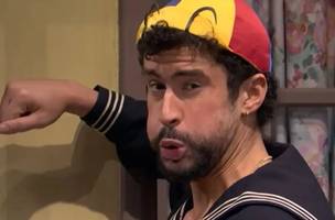 Bad Bunny se transforma em Quico, do Chaves, para programa na TV americana (Foto: Reprodução/X)