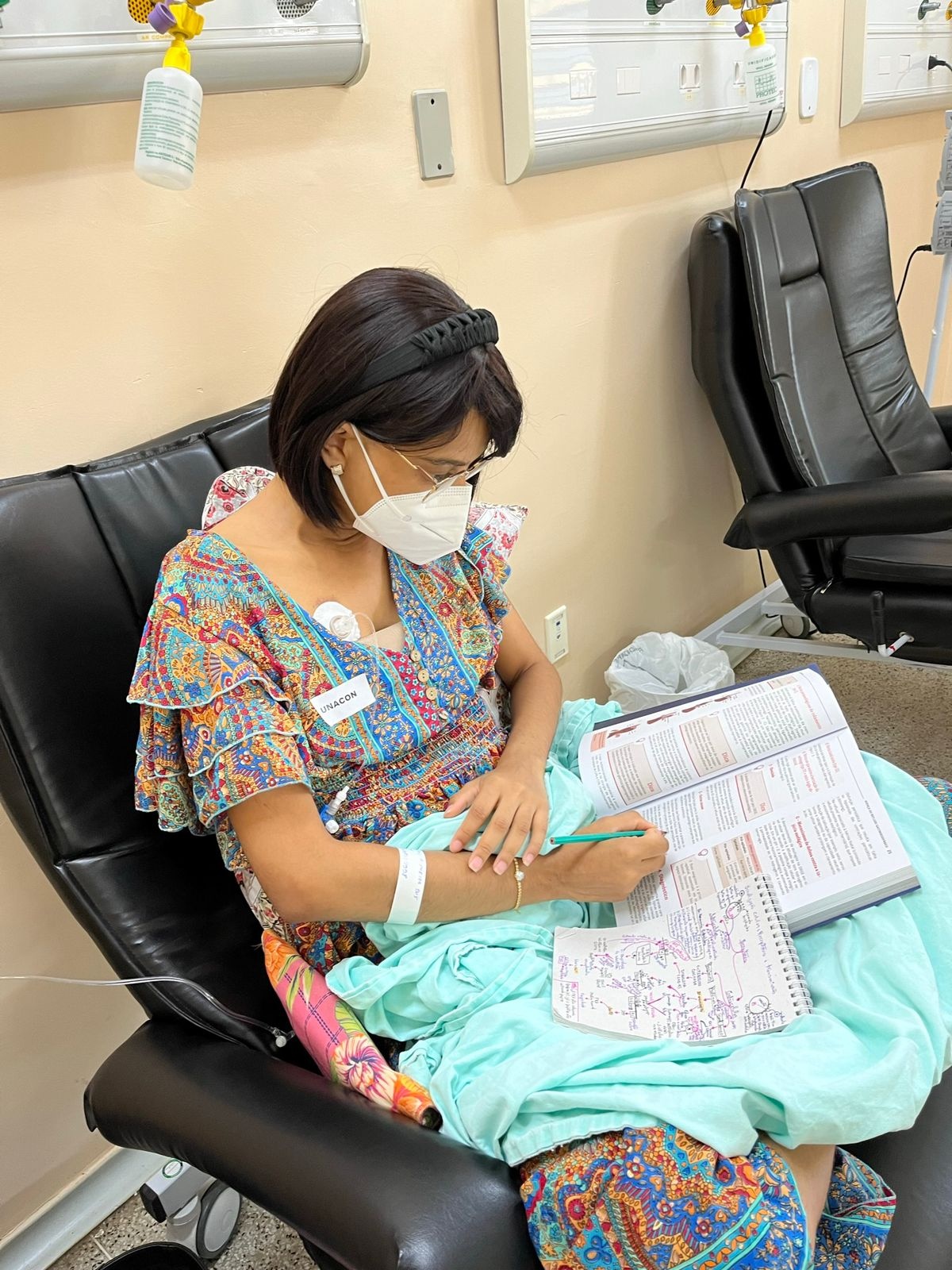 Beatriz estudando durante processo de quimioterapia.