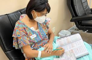 Beatriz estudando durante processo de quimioterapia. (Foto: Arquivo pessoal)