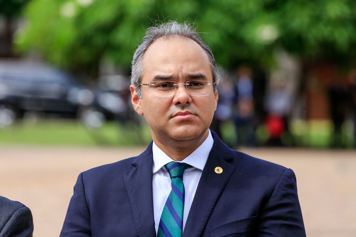 Deputado Firmino Paulo - secretário de irrigação que faz calçamento e estradas