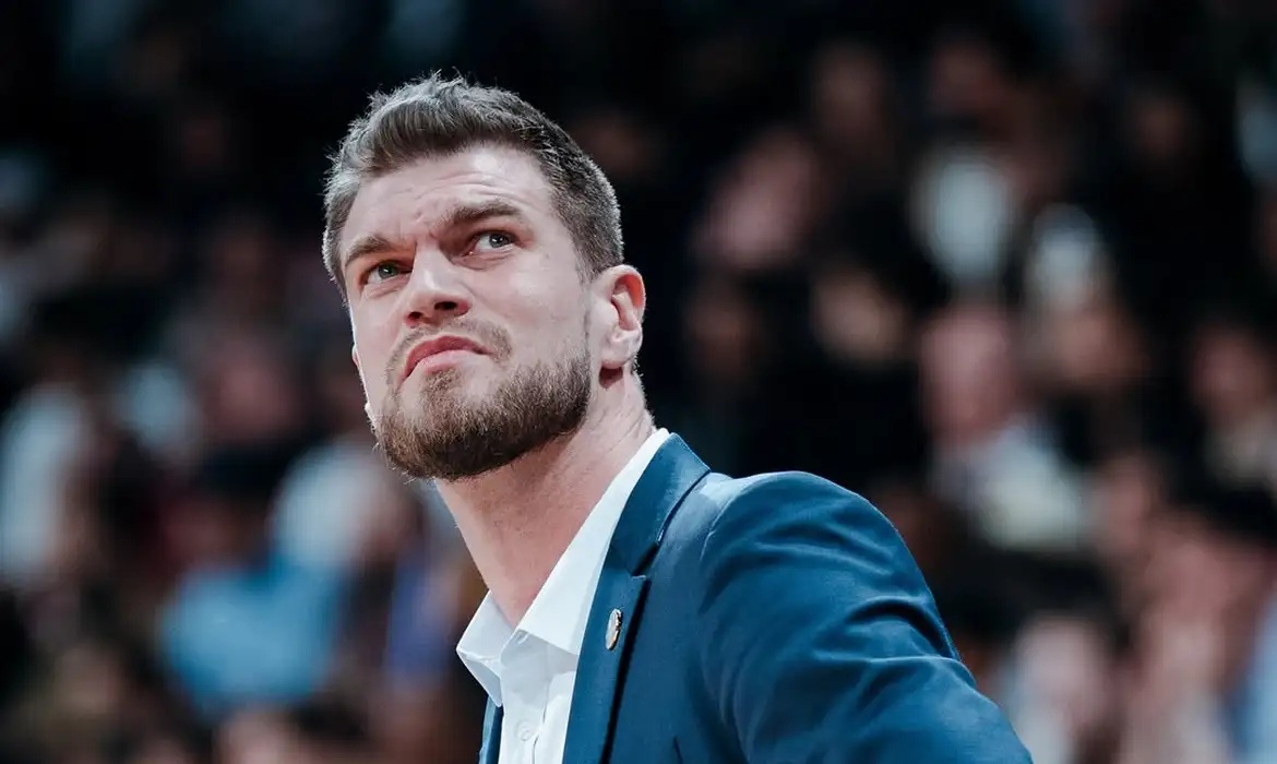 é o novo técnico do Portand Trail Blazers, time da NBA