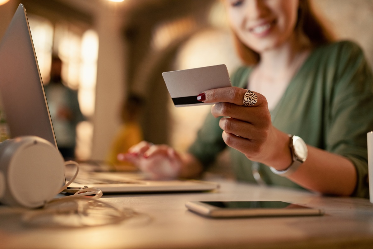 Empresária usando laptop e cartão de crédito para compras on-line