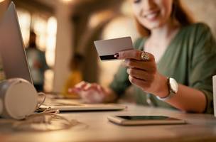 Empresária usando laptop e cartão de crédito para compras on-line (Foto: Freepik)