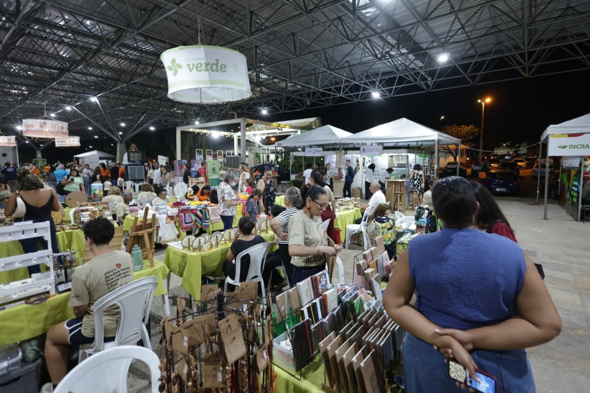 Feira no espaço Rosa dos Ventos da UFPI atrai grande público durante três dias de evento.