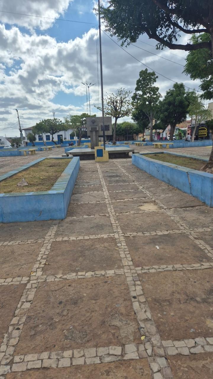 Hoje, sem um fiapo de capim, a velha praça de São Miguel do Tapuio
