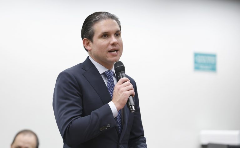 Hugo Motta participa em culto ecumênico na Câmara