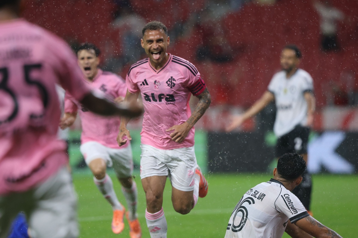 Internacional comemora vitória sobre o Botafogo