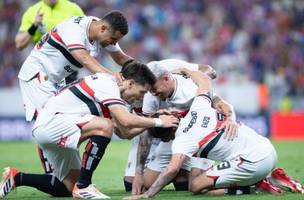 Luciano, do São Paulo, comemora após marcar gol na partida entre Fortaleza e São Paulo válida pela 26ª rodada do Campeonato Brasileiro 2025, na Arena Castelão, em Fortaleza (Foto: VANDERLENE TERTO/ZIMEL PRESS/ESTADÃO CONTEÚDO)