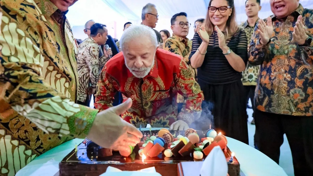 Lula faz aniversário durante viagem diplomática à Indonésia.