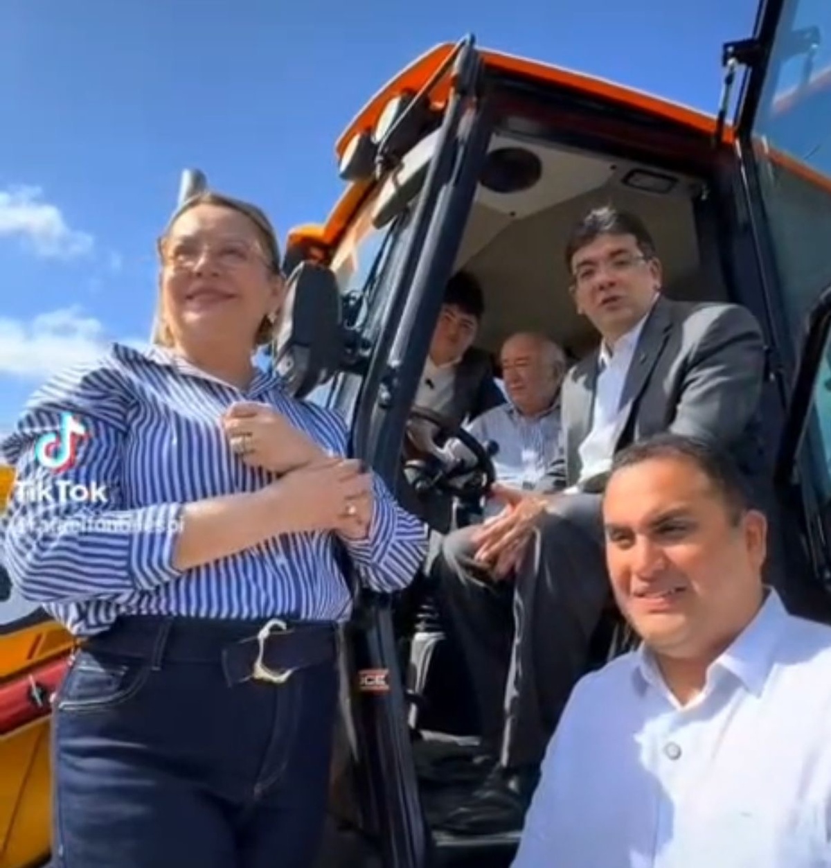 Na máquina se vê Julio Cesar, Rafael, (Alisson, do Mapa), jussara e Georgiano. Tem que mostrar pro povo que eles trouxeram as máquinas. Não foi o executivo