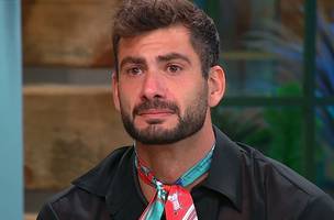 Nizam Hayek chora ao ser eliminado de A Fazenda (Foto: Reprodução/Record TV)