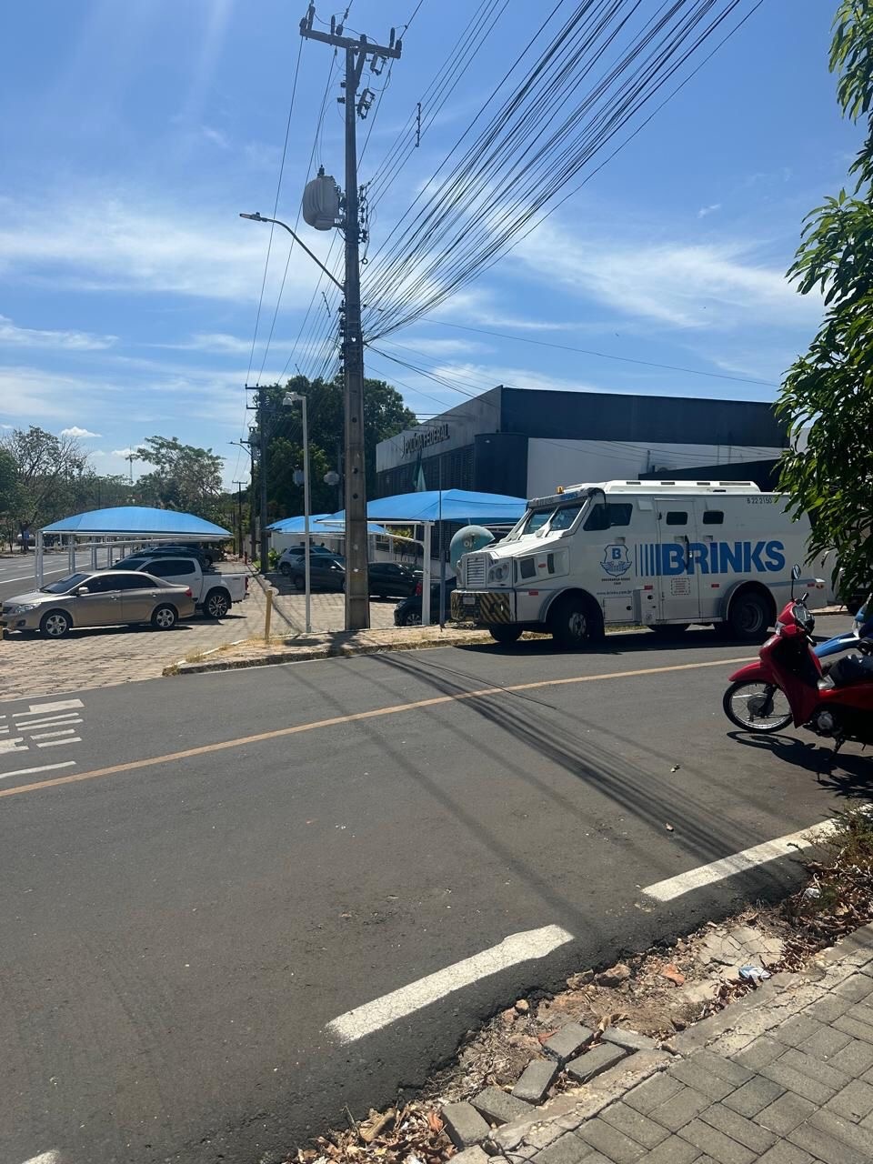 O carro forte para transporte de dinheiro roubado