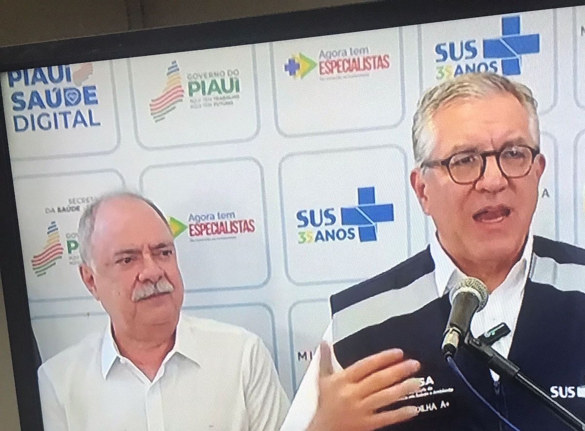 O “ócio remunerado” Osmar Jr e o ministro Padilha em palco no Piauí. Silencio sobre operação policial.